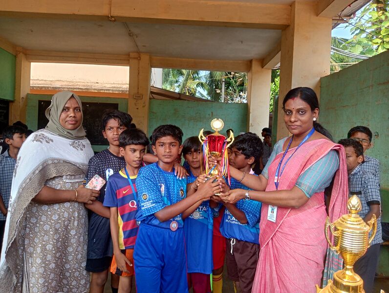 പ്രമാണം:19077 URDU FOOTBALL2.jpg