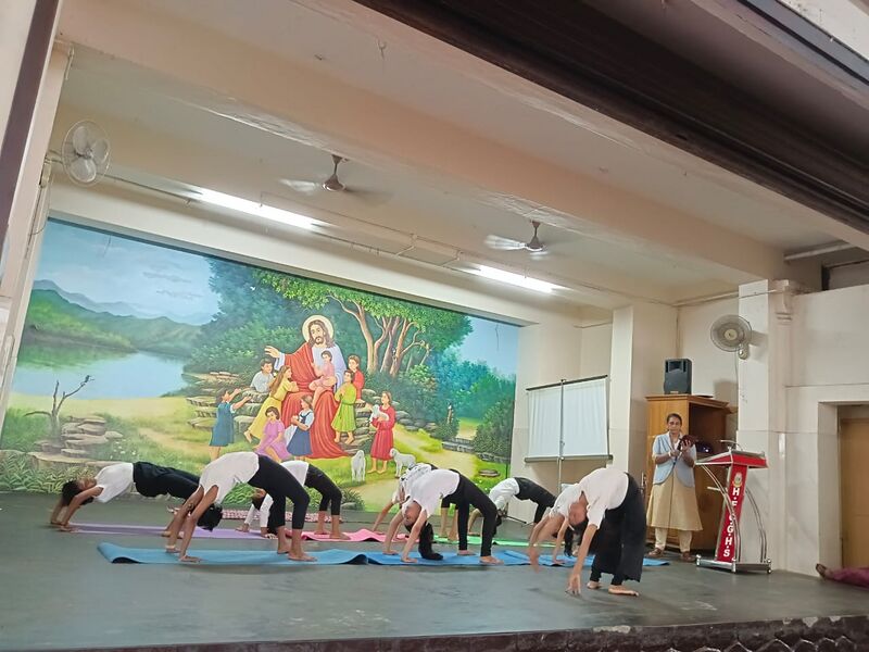 പ്രമാണം:22053 yoga1.jpg