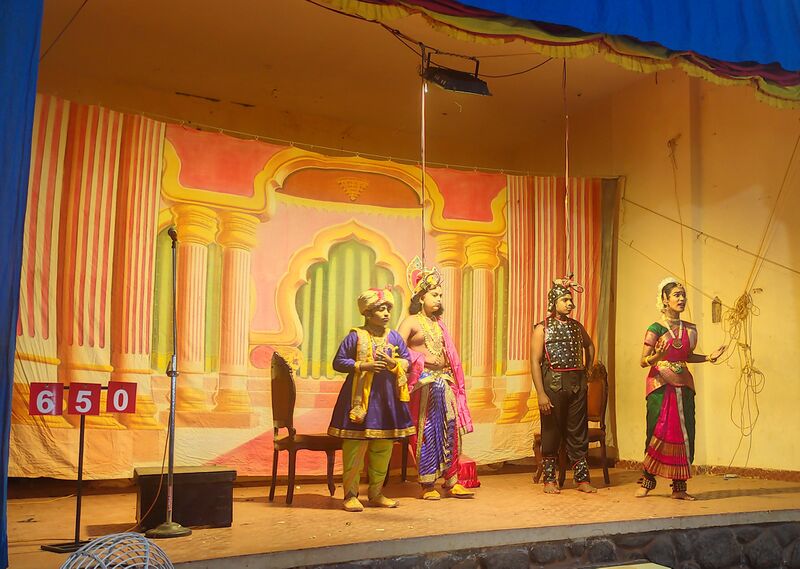 പ്രമാണം:44244 SANS DRAMA DIST2.jpg