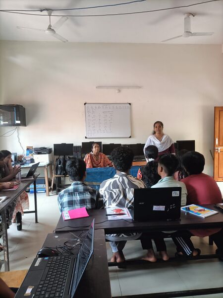 പ്രമാണം:Little Kites-1.jpg