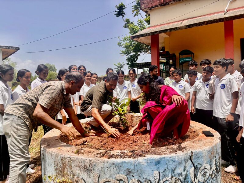 പ്രമാണം:12031-planting trees.jpg