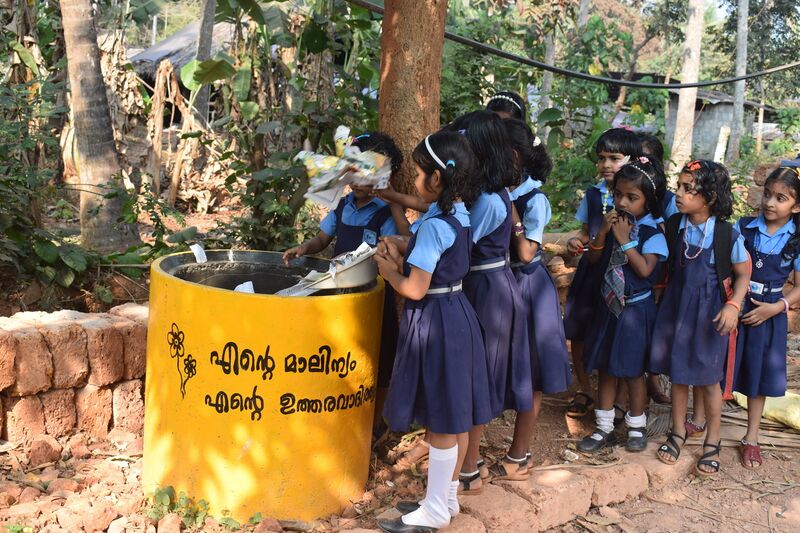 പ്രമാണം:16549-new school waste bin.JPG