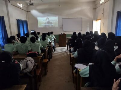 വിദ്യാർത്ഥികൾ ഡോക്യുമെന്ററി പ്രദർശനത്തിൽ നിന്ന്