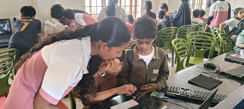 പ്രമാണം:18032-Robo Toons-3..jpg