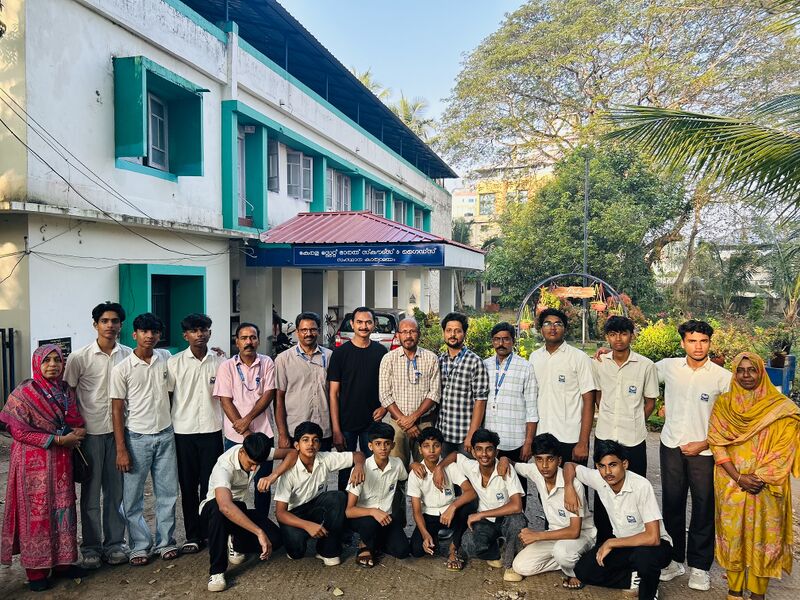 പ്രമാണം:19009-club members.jpg