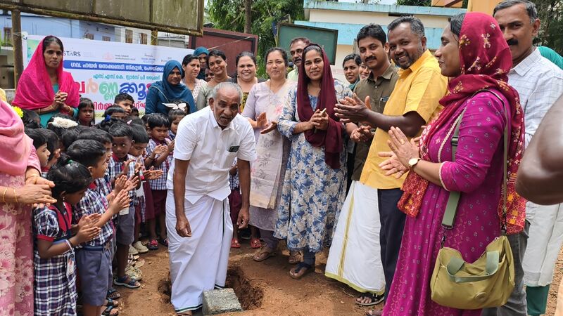 പ്രമാണം:28034 varnakudaram2.jpg