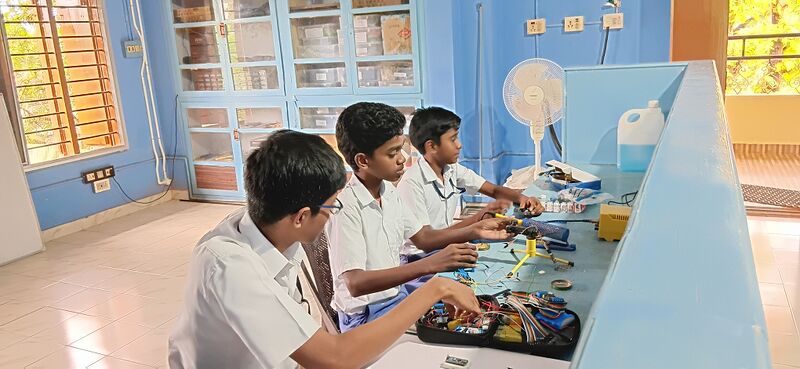 പ്രമാണം:35052 roboticfest lk 1.jpg