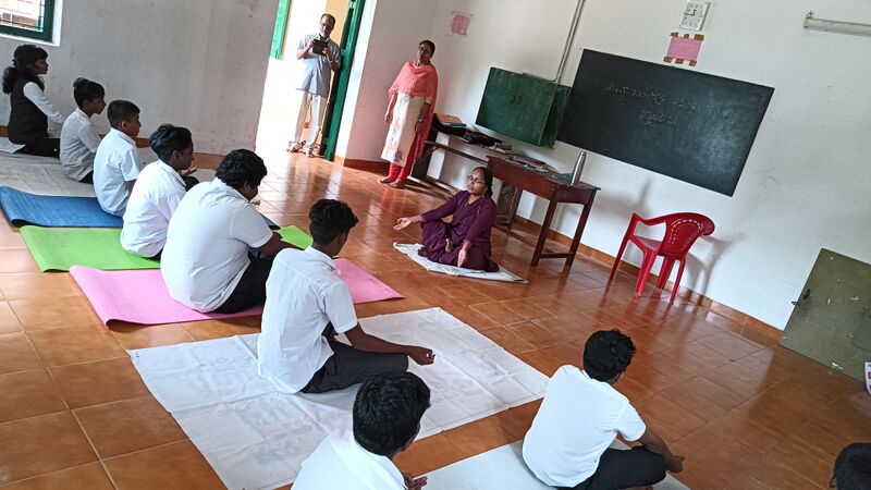 പ്രമാണം:43052 yoga.jpg