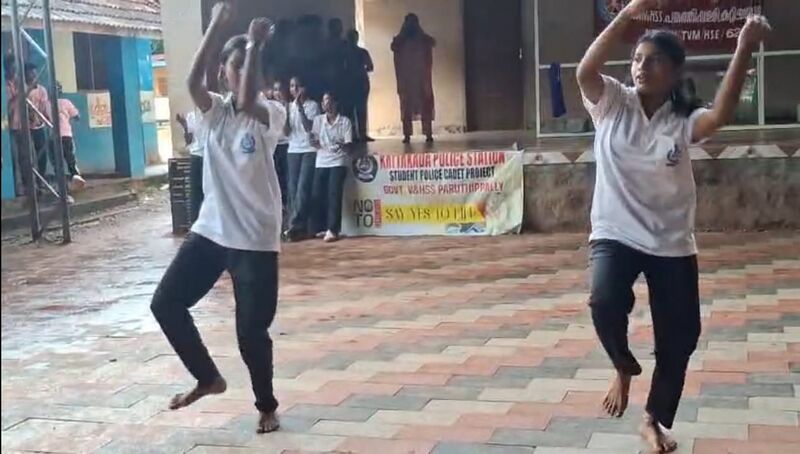 പ്രമാണം:44060 -03 lahari.jpg