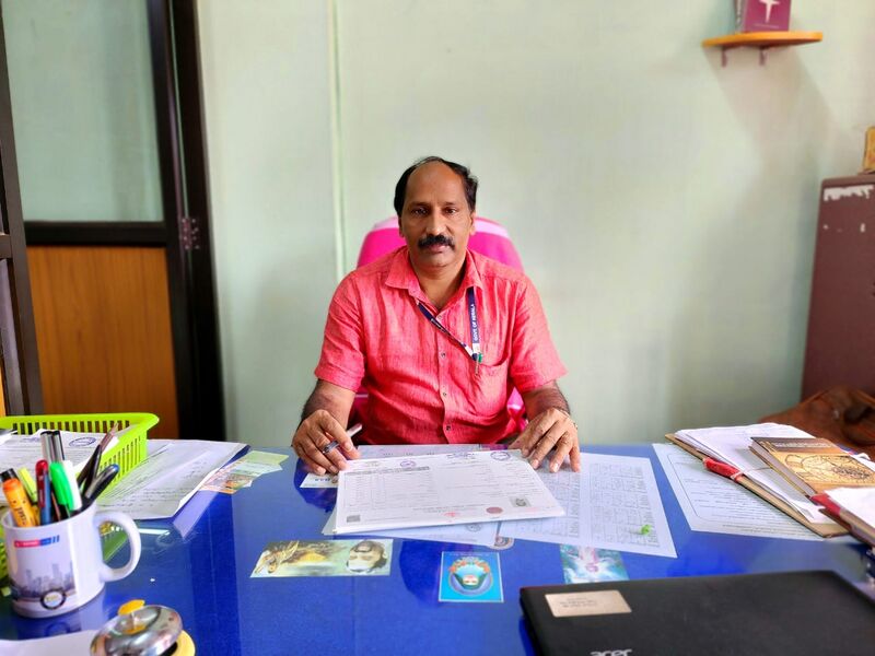 പ്രമാണം:Headmaster pHILIP.jpg