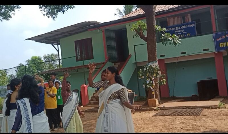 പ്രമാണം:37045 Keralapiravi .jpeg