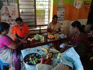 നേഴ്സറി കുട്ടികൾക്ക് ഫ്രൂട്ട് സാലഡ് തയാറാക്കുന്നു