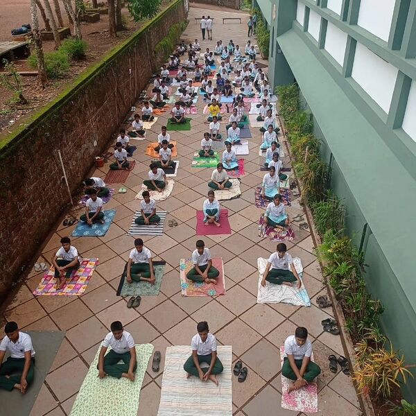 പ്രമാണം:47068-yoga1.jpg