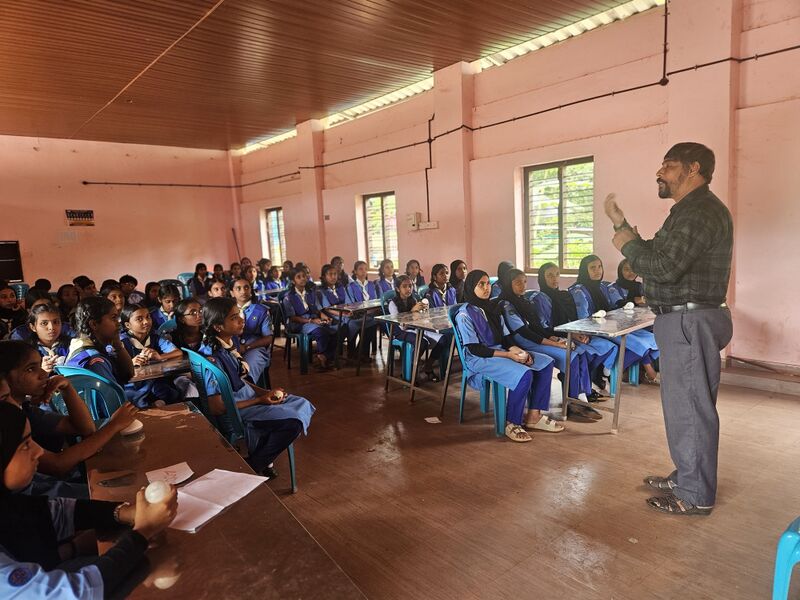 പ്രമാണം:16064 Activity Bulbmaking 2.jpg