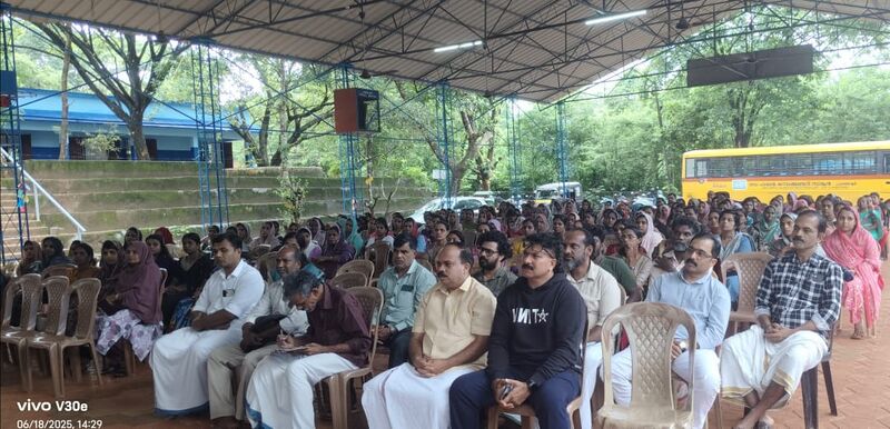 പ്രമാണം:20009 10th pta.jpeg