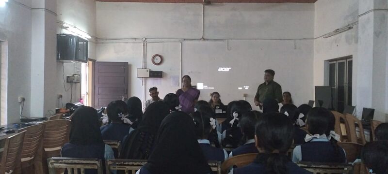 പ്രമാണം:24034 lk class1.jpg