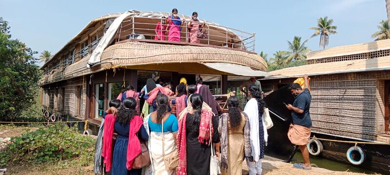 പ്രമാണം:33025 boating1.jpeg