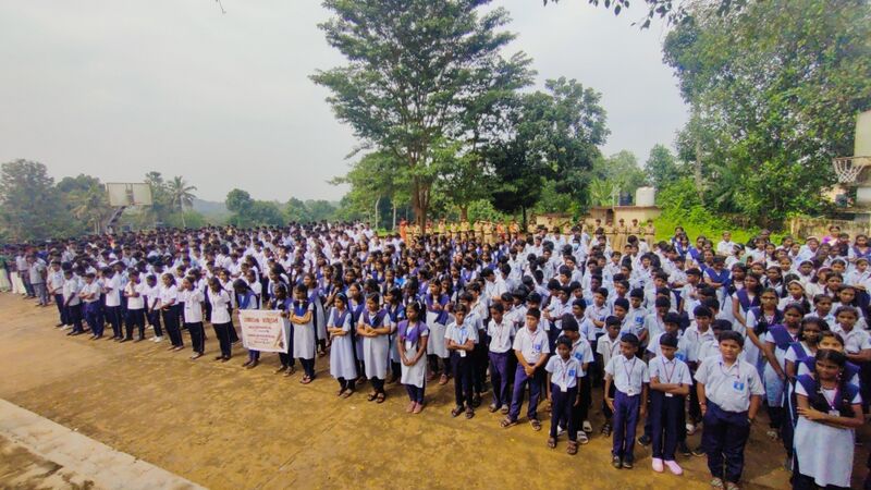 പ്രമാണം:37001 Keralapiravi 1.jpg