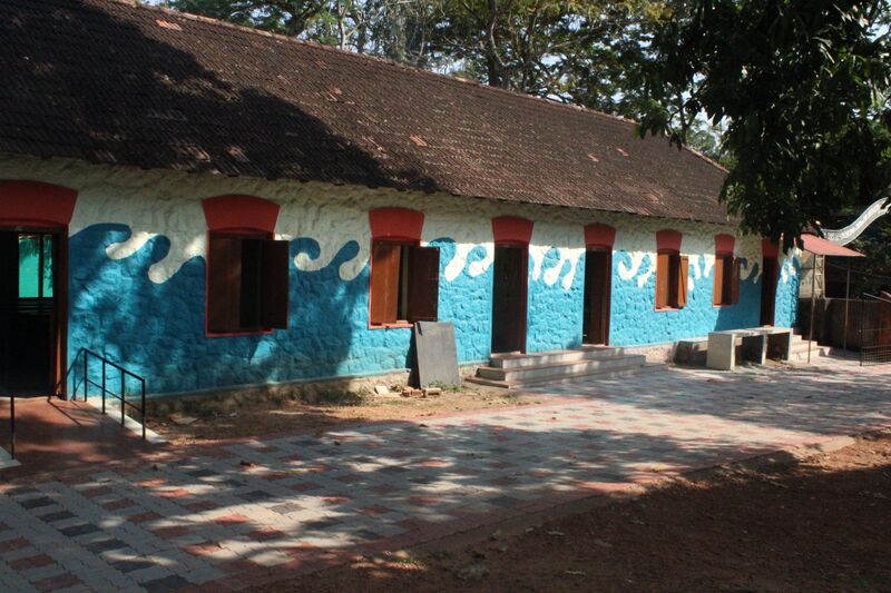 പ്രമാണം:44055 Tile building.JPG