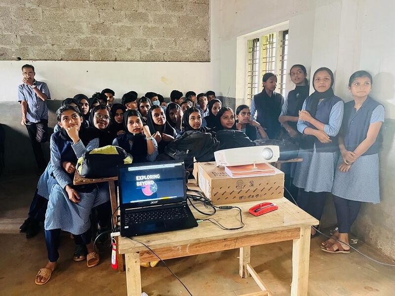 പ്രമാണം:48126.HITEC IMAGE.jpg