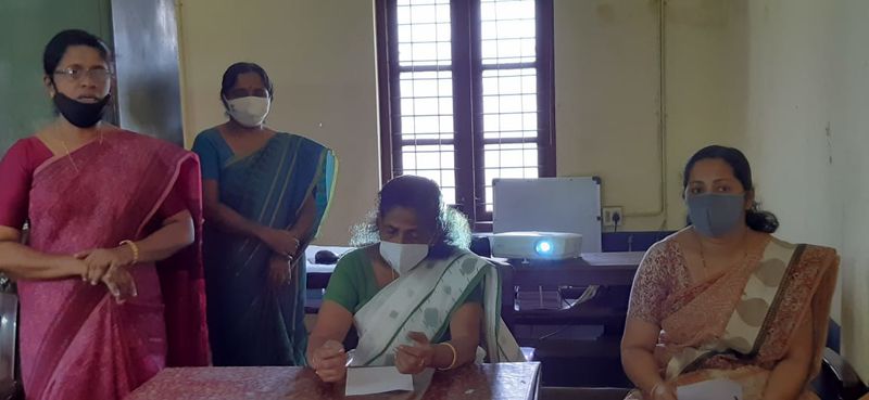 പ്രമാണം:Hi tech school-Hi tech lab6.jpg