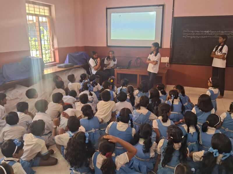 പ്രമാണം:Little kites training 101.jpg
