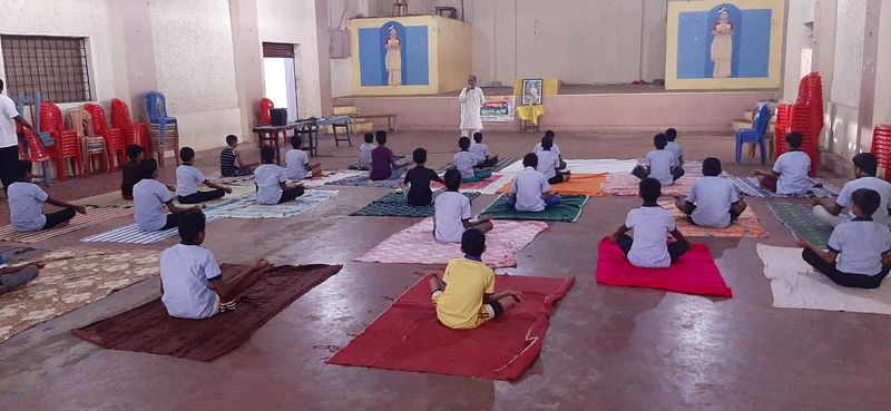 പ്രമാണം:26056 yoga4.jpg