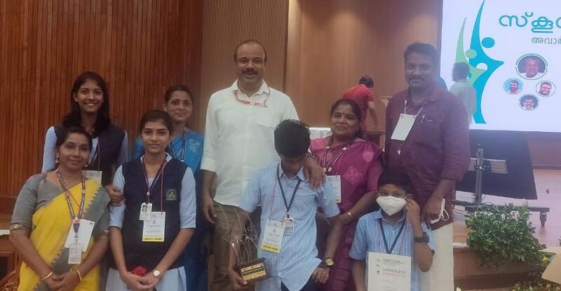 പ്രമാണം:40001 Schoolwiki Award-With Anvar Sadath sir.jpeg