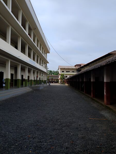 പ്രമാണം:47090 school building.jpeg