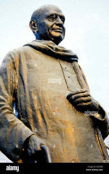പ്രമാണം:Vallathol statue.jpg