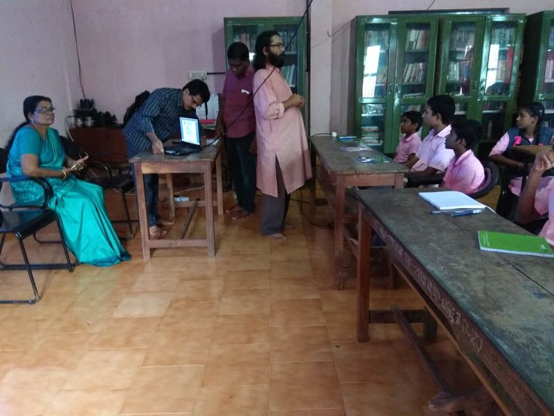 പ്രമാണം:13121 little kites mobile 5.jpg