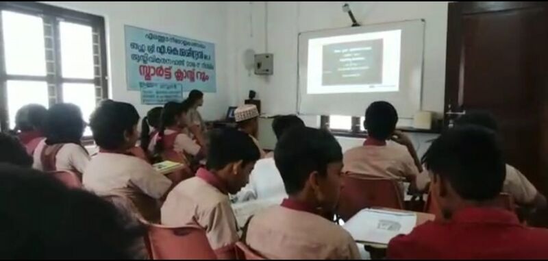 പ്രമാണം:17472 Hitechclassroom.jpeg