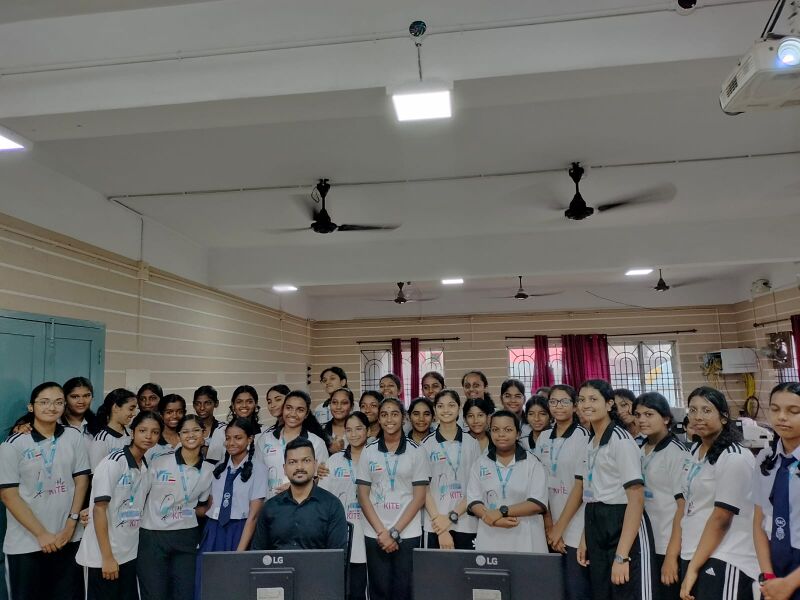 പ്രമാണം:26084 AI awareness class.jpg