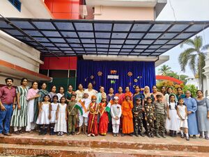 അധ്യാപകരും അനധ്യാപകരും പ്രച്ഛന്നവേഷം മത്സരത്തിൽ പങ്കെടുത്ത കുട്ടികളോടൊപ്പം ഉള്ള ചിത്രം