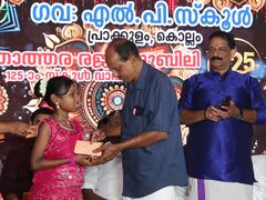 ശ്രീ തങ്കപ്പൻ പിള്ള ഭാര്യ ലക്ഷ്മിക്കുട്ടിയമ്മ മെമ്മോറിയൽ എൻഡോമെന്റ് ആരോഗ്യ വിദ്യാഭ്യാസ സ്റ്റാൻഡിംഗ് കമ്മിറ്റി ചെയ‌ർമാൻ ശ്രീകുമാ‍ർ സീലിയ സേവ്യറിന് നൽകുന്നു