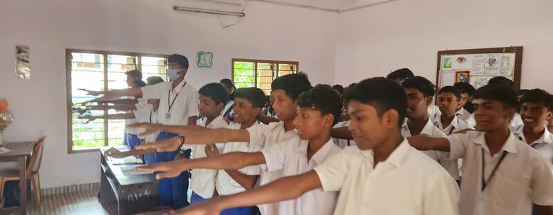 പ്രമാണം:Pledge cleaning 35052 234.jpg