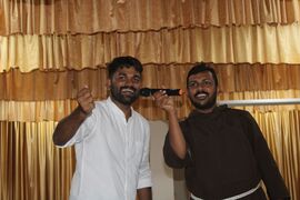 ഫർ.ജോസഫ് ഗായകനായ ഇമ്മാനുവേലിനെ പരിചയപ്പെടുത്തുന്നു