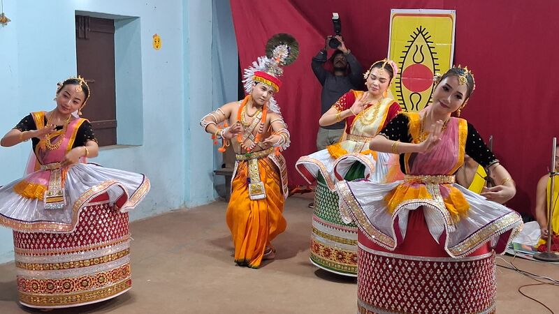 പ്രമാണം:41409 Manipuri dance 11.jpg