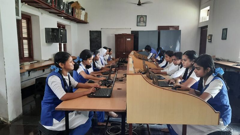 പ്രമാണം:Computr lab.jpg