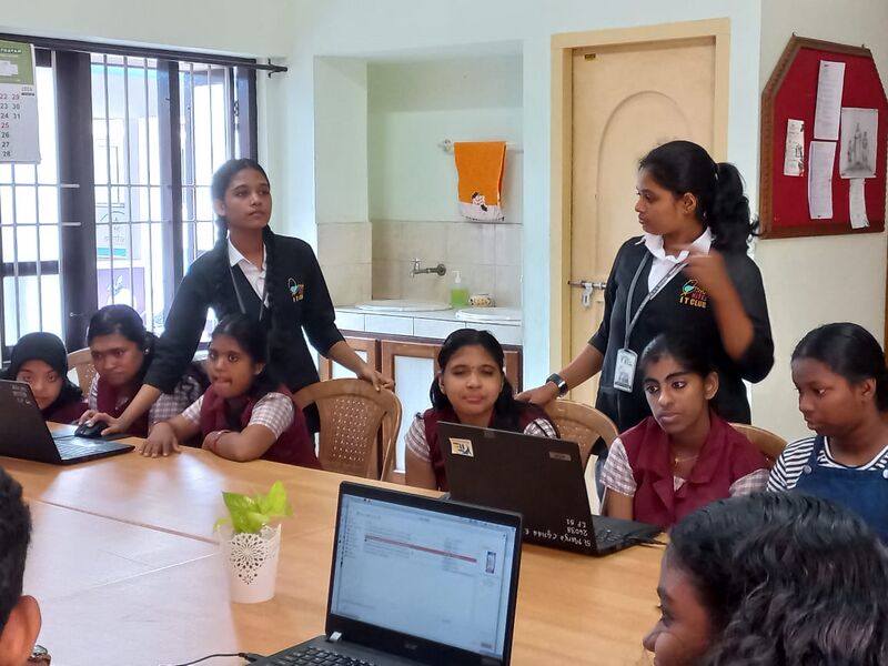 പ്രമാണം:26038little kites.jpeg