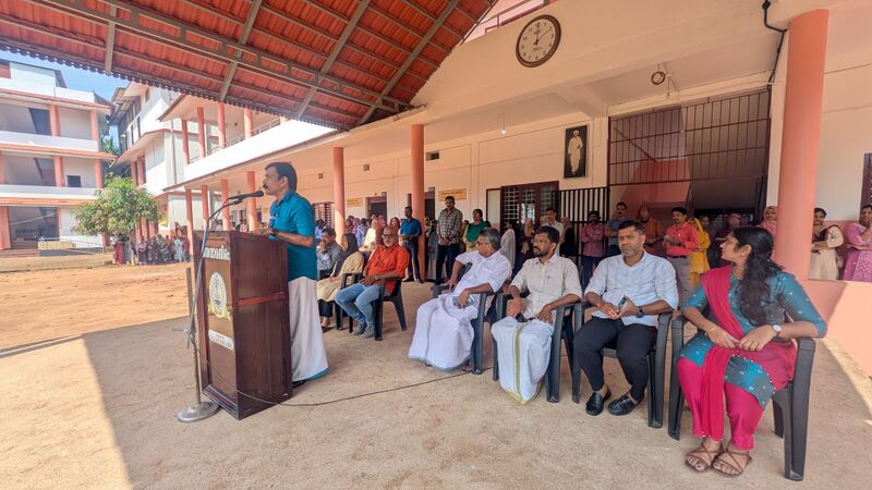 പ്രമാണം:17079-praveshanolsavam-6.jpg