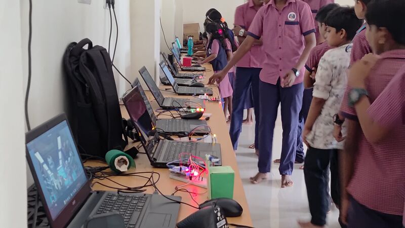 പ്രമാണം:42085 robot 8.jpg