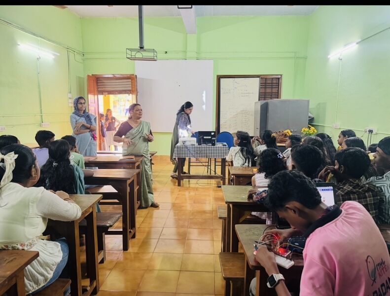 പ്രമാണം:LK ROBOTIC.jpg