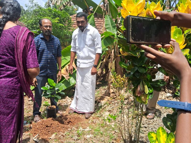 പ്രമാണം:Vs25 ktm 33305 1.jpg