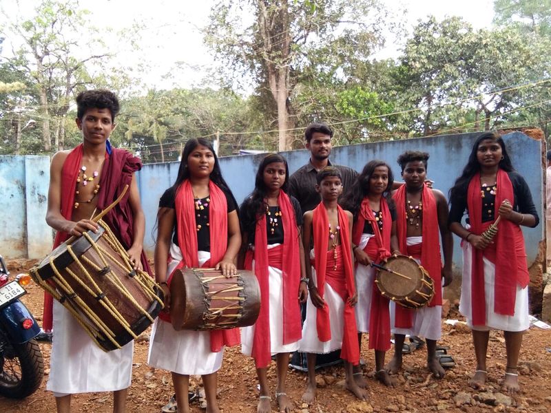 പ്രമാണം:നാടൻപാട്ട് സംഘം.jpeg
