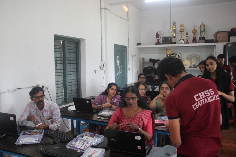 പ്രമാണം:11053 Teacher class.jpg