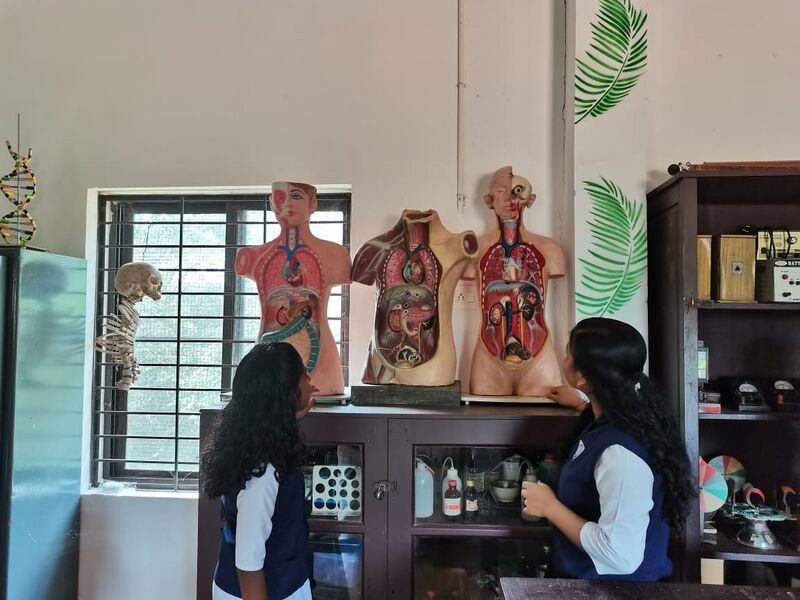 പ്രമാണം:17083-High-tech SchoolLab.jpeg