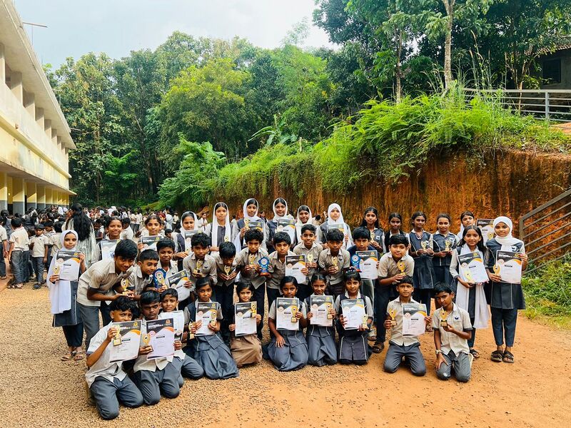 പ്രമാണം:18744-KALOLSAVA VIJAYIKAL25.jpg