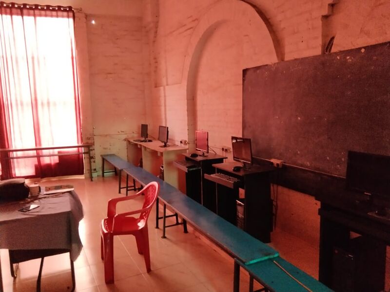 പ്രമാണം:19772computer room.jpg