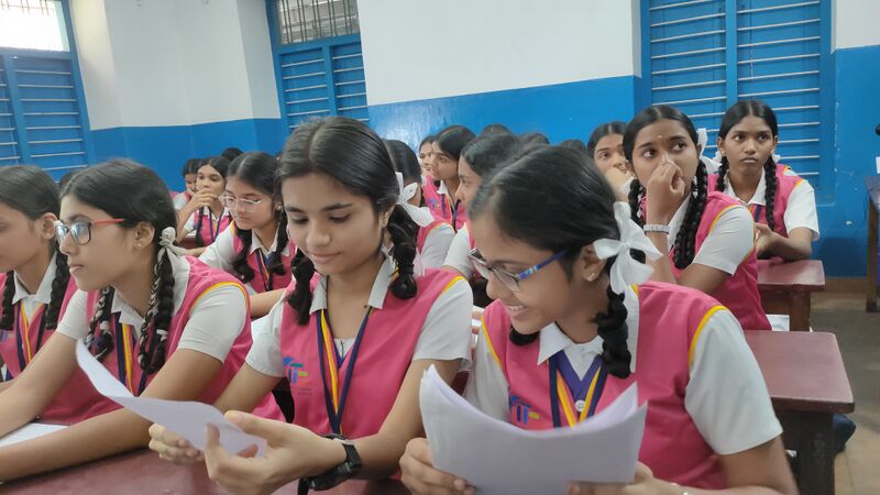 പ്രമാണം:21001 little kites evaluation.jpg